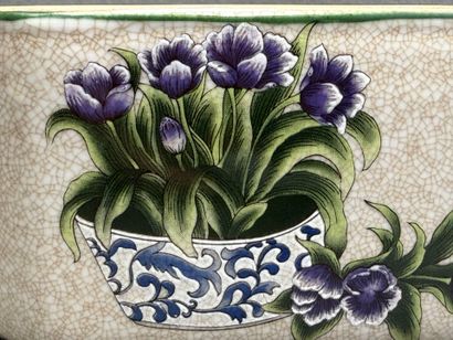 Boite en céramique à décor de tulipes mauves.
21...