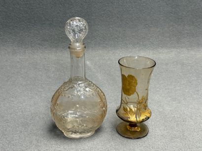Vase sur piedouche en verre doré de fleurs...