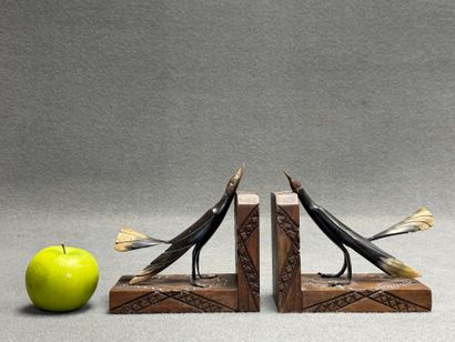 Paire de serre livres en bois et corne. 
H....