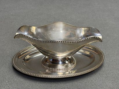 Saucière en métal argenté. 
10 x 24 x 15...