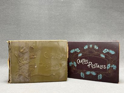 Deux albums de cartes postales. 
27 x 37...