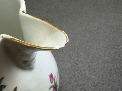 MEISSEN fin XVIII° siècle.
Verseuse en porcelaine...
