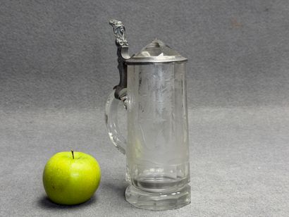 Chope en verre gravé d'un décor de chasseur,...