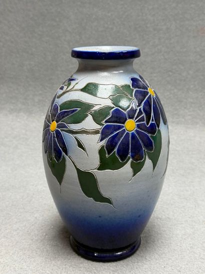 Vase à décor de fleurs en grès alsacien....