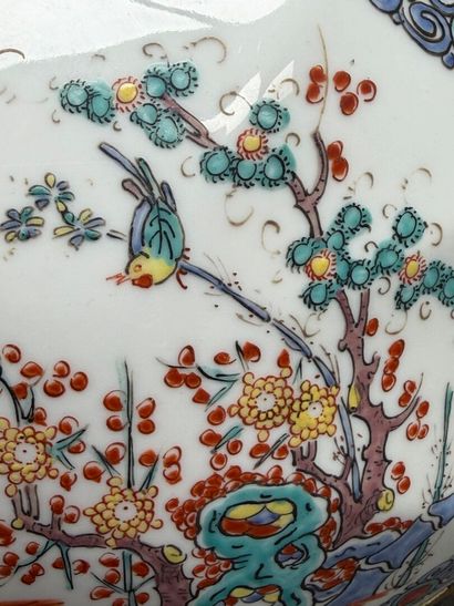 Bonbonnière en porcelaine décor Kakiemon,...