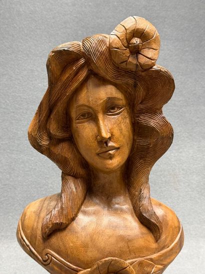 Buste de femme en bois sculpté.
H. :56 c...