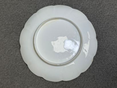 Deux tasses et soucoupes en porcelaine. 
H....