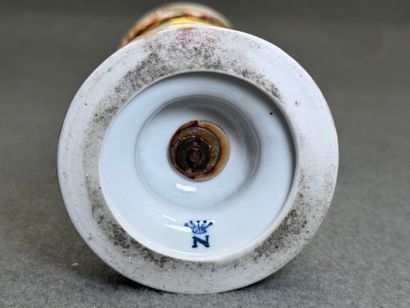 Pot couvert sur piédouche à décor d'une ronde...