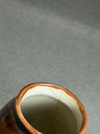 THARAUD à Limoges. 
Vase en porcelaine à...