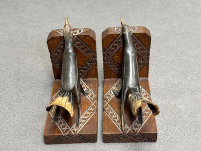 Paire de serre livres en bois et corne. 
H....
