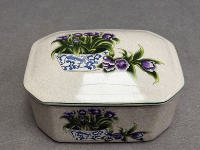 Boite en céramique à décor de tulipes mauves.
21...