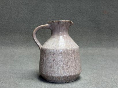 ACCOLAY
Pichet en grès émail gris mauve....