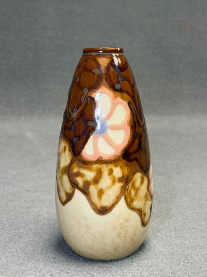 THARAUD à Limoges. 
Vase en porcelaine à...