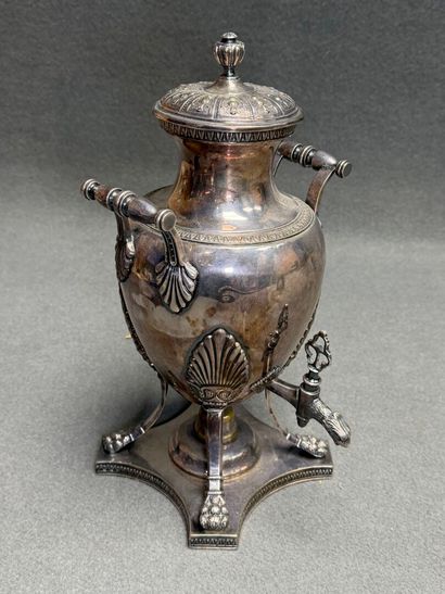 Petit samovar en métal argenté. 
H. :35 cm....
