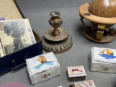 Lot comprenant: 
Cartes postales, deux boites...