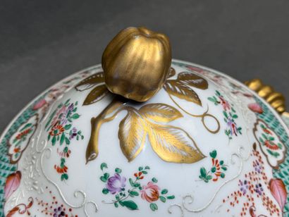 Soupière et plat ovale en porcelaine décor...