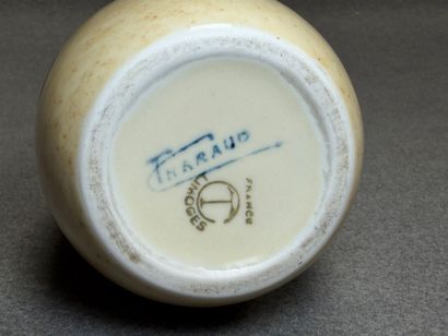 THARAUD à Limoges. 
Vase en porcelaine à...