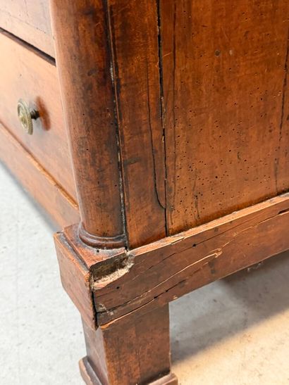 Commode en noyer, à demi-colonnes, dessus...