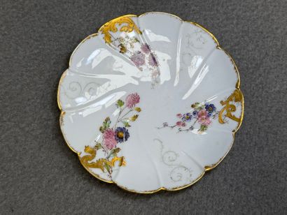 Deux tasses et soucoupes en porcelaine. 
H....