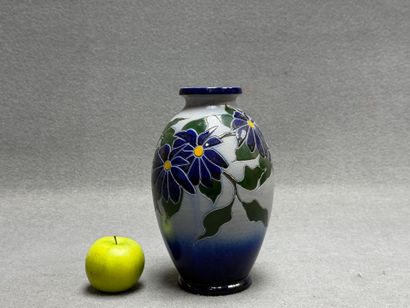 Vase à décor de fleurs en grès alsacien....