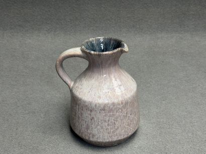ACCOLAY
Pichet en grès émail gris mauve....