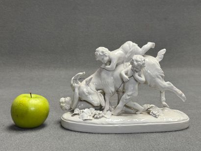 Bouc et amours. 
Groupe en porcelaine de...