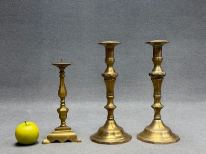 Paire de flambeaux et un pique cierge en...