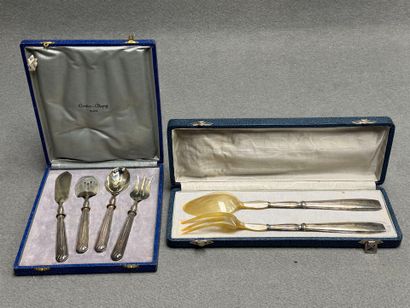 Coffret de quatre couverts à mignardises...