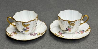 Deux tasses et soucoupes en porcelaine. 
H....