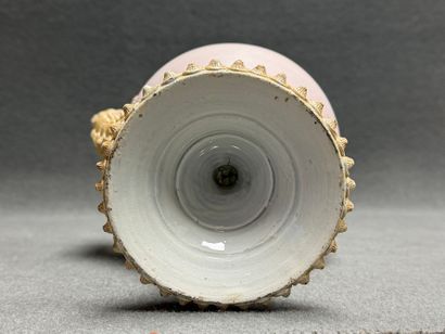 Aiguière en céramique à décor en trompe l'oeil...