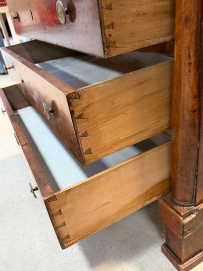 Commode en noyer, à demi-colonnes, dessus...