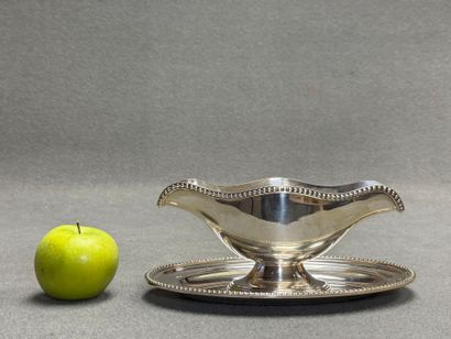 Saucière en métal argenté. 
10 x 24 x 15...