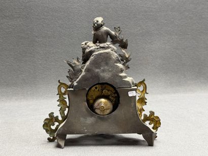 Pendule en régule patiné à décor de femme.
Fin...