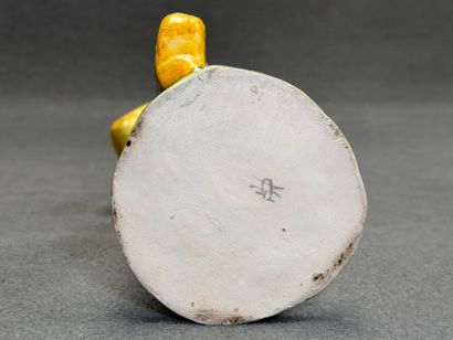 Deux personnages en céramique émaillé. 
H....