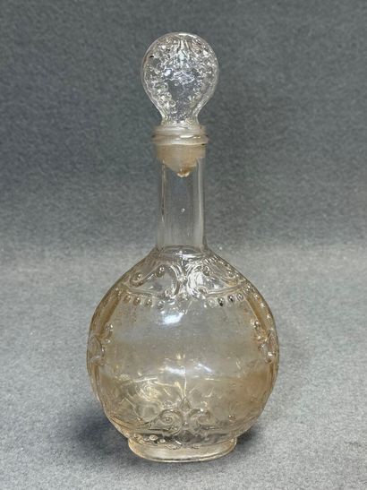 Vase sur piedouche en verre doré de fleurs...