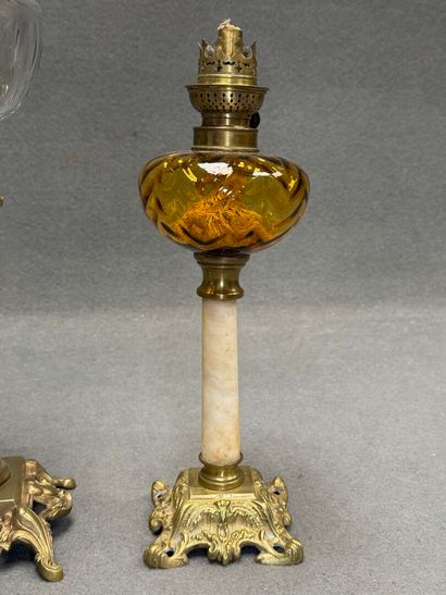Ensemble de trois lampes à pétrole , réservoir...