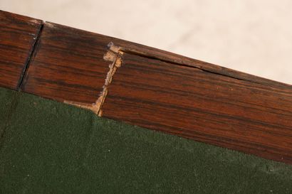 Table à jeux à pieds cambrés, le plateau...