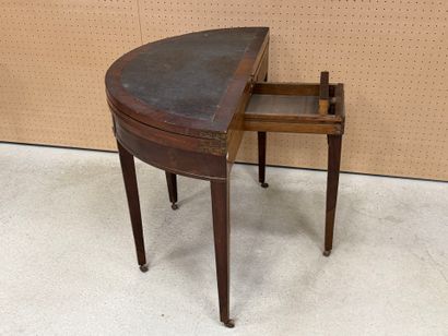 Table demi lune en placage d'acajou
Epoque...