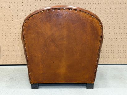 Fauteuil club en cuir. 
70 x 77 x 75 cm.