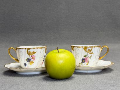 Deux tasses et soucoupes en porcelaine. 
H....
