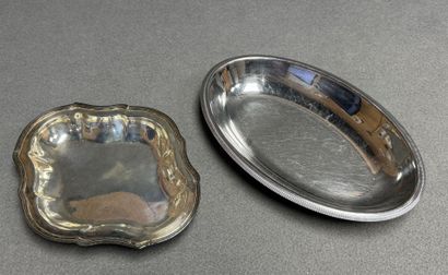 Deux petits plats en métal argenté. 
34 x...