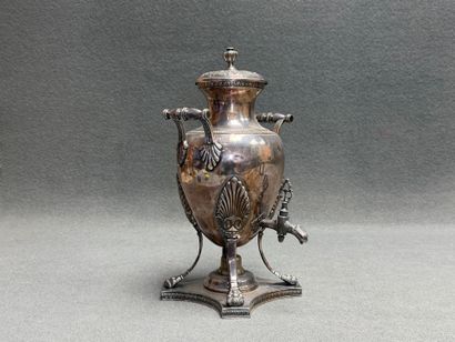 Petit samovar en métal argenté. 
H. :35 cm....