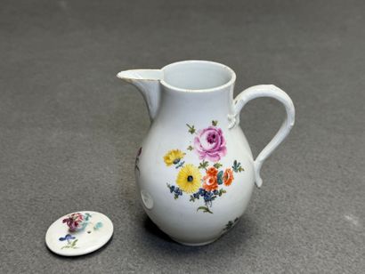 MEISSEN fin XVIII° siècle.
Verseuse en porcelaine...