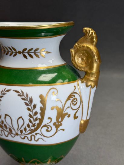 Vase en porcelaine de style Empire. 
H. :24...