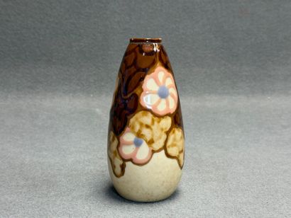 THARAUD à Limoges. 
Vase en porcelaine à...