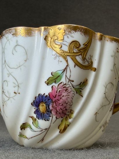 Deux tasses et soucoupes en porcelaine. 
H....