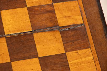 Table à jeux à pieds cambrés, le plateau...