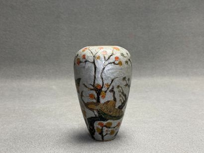 Vase en émaux sur cuivre à décor d'oiseau...