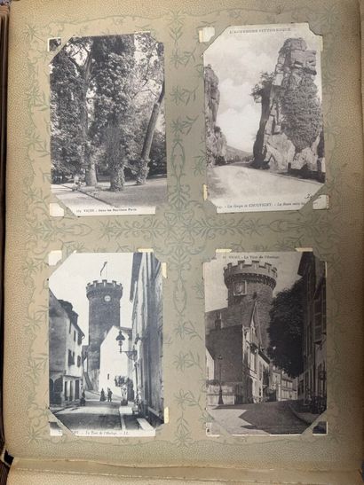 Deux albums de cartes postales. 
27 x 37...