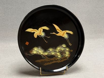 Plateau en laque japonaise à décor de grues.
D:35...